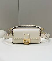  Fendi BAGUETTE White leather bag 8BR600 Size 28x6x13 cm - 1