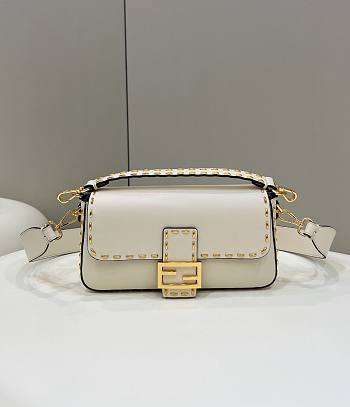  Fendi BAGUETTE White leather bag 8BR600 Size 28x6x13 cm