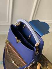 Louis Vuitton Capucines MM Blue Taurillon leather with chain Size 31.5 x 20 x 11 cm - 6