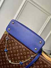 Louis Vuitton Capucines MM Blue Taurillon leather with chain Size 31.5 x 20 x 11 cm - 4