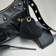 Balenciaga le cagole xs shoulder bag crocodile embossed in black Size 26x16x10 cm - 6
