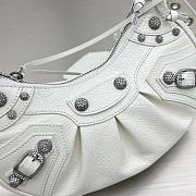Balenciaga le cagole xs shoulder bag crocodile embossed in white Size 26x16x10 cm - 5