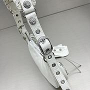 Balenciaga le cagole xs shoulder bag crocodile embossed in white Size 26x16x10 cm - 4