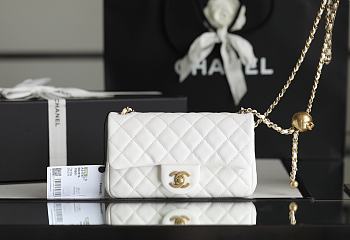 Chanel Mini Flap Bag White Size 13×20×7 cm
