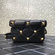Valentino Garavani Roman Stud Gold diamond-quilted shoulder bag Size 23x15x7 cm - 1