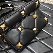 Valentino Garavani Roman Stud Gold diamond-quilted shoulder bag Size 23x15x7 cm - 6