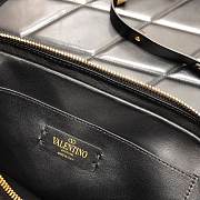 Valentino Garavani Roman Stud Gold diamond-quilted shoulder bag Size 23x15x7 cm - 2