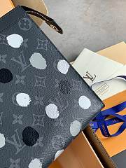 Louis Vuitton Dots Monogram Unisex Street Style Collaboration Bi-color Size 26x20 cm - 2