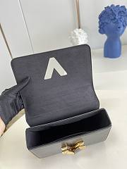LV Twist lock on this Twist MM Black handbag in Epi leather Size 23x17x9.5 cm - 4