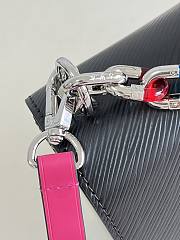 LV Twist lock on this Twist MM Black handbag in Epi leather M57654 Size 23x17x9.5 cm - 5
