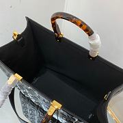 Fendi Sunshine Black leather shopper leather with raised 3D-texture FF Size 35x17x31 cm - 4