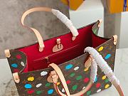 Louis Vuitton x Yayoi Kusama OnTheGo MM Monogram canvas with 3D Painted Dots print Size 35 x 27 x 14 cm - 5