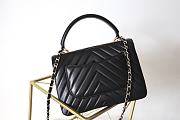 CHANEL Trendy CC Flap Bag with Top Handle in Chevron Black Lambskin Size 17 x 25 x 12 cm - 5