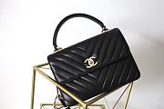 CHANEL Trendy CC Flap Bag with Top Handle in Chevron Black Lambskin Size 17 x 25 x 12 cm - 3