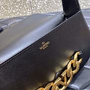 Valentino Garavani VLogo Chain shoulder bag in calfskin Black Size 27x15x8 cm - 3