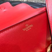 Valentino Garavani VLogo Chain shoulder bag in calfskin Red Size 27x15x8 cm - 4