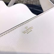 Valentino Garavani VLogo Chain shoulder bag in calfskin White Size 27x15x8 cm - 4