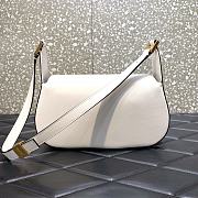 Valentino Garavani VLogo Chain shoulder bag in calfskin White Size 27x15x8 cm - 3