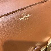 Valentino Garavani VLogo Chain shoulder bag in calfskin Brown Size 27x15x8 cm - 4