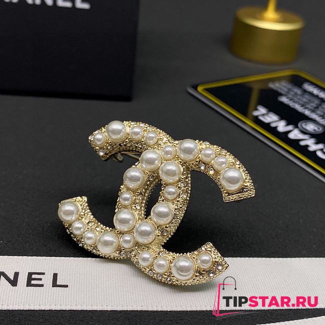  Chanel classic CC brooch with pearls and crystals in gold tone hardware - 1