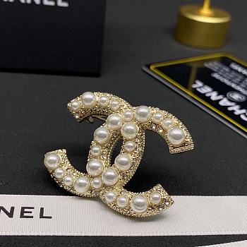  Chanel classic CC brooch with pearls and crystals in gold tone hardware
