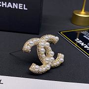  Chanel classic CC brooch with pearls and crystals in gold tone hardware - 6