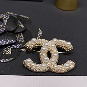  Chanel classic CC brooch with pearls and crystals in gold tone hardware - 4