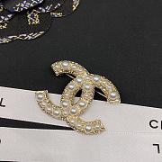  Chanel classic CC brooch with pearls and crystals in gold tone hardware - 2