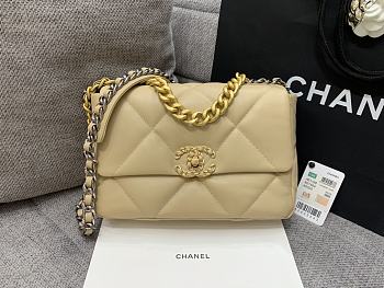 Chanel 19 On Chain 2019 beige Size 26x16x9 cm
