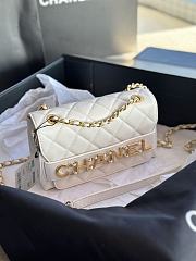 Chanel Logo Enchained Flap Bag Quilted Calfskin Medium White Size 15x21x8 cm - 1