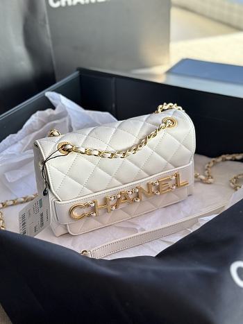 Chanel Logo Enchained Flap Bag Quilted Calfskin Medium White Size 15x21x8 cm