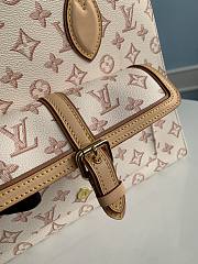 Louis Vuitton OnTheGo MM Tote Bag Beige Monogram coated canvas Size 35x27x14 cm - 5