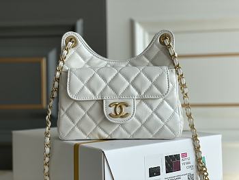 Chanel Small Hobo Bag Shiny White Size 17×19×6 cm