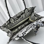 Medium Dior Book Tote White And Black Plan De Paris Embroidery Size 36x27.5x16.5 cm - 5