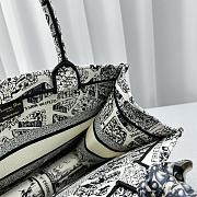 Medium Dior Book Tote White And Black Plan De Paris Embroidery Size 36x27.5x16.5 cm - 3