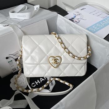 Chanel Small Flap Bag White Lambskin AS3986 Size 14×21×7 cm