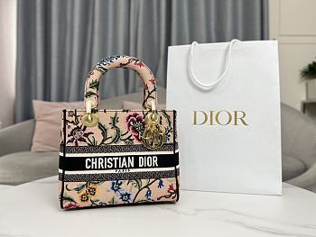 Medium Lady D-Lite Bag Natural Multicolor Raffia Embroidered with Dior Petites Fleurs Size 24 x 20 x 11 cm