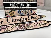 Medium Lady D-Lite Bag Natural Multicolor Raffia Embroidered with Dior Petites Fleurs Size 24 x 20 x 11 cm - 3