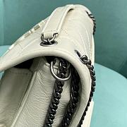 YSL Niki Baby Chain Bag In Crinkled Vintage Leather Blanc Vintage Size 21 X 16 X 7,5 CM - 5