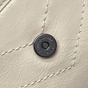 YSL Niki Baby Chain Bag In Crinkled Vintage Leather Blanc Vintage Size 21 X 16 X 7,5 CM - 4