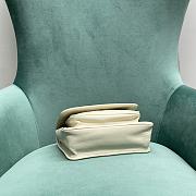YSL Niki Baby Chain Bag In Crinkled Vintage Leather Blanc Vintage Size 21 X 16 X 7,5 CM - 2