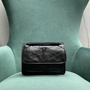 YSL Niki Baby Chain Bag In Crinkled Vintage Leather Black Size 21 X 16 X 7,5 CM - 1