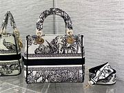 Dior Medium Lady D-Lite Bag White and Black Toile de Jouy Voyage Embroidery Size 24 x 20 x 11 cm - 2