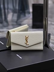 YSL Uptown Large Wallet In Crocodile Embossed Shiny Leather Blanc Vintage Size 21,5 X 12 X 2,5 CM - 1