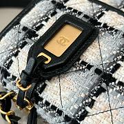Chanel Small Flap Bag With Top Handle In White Wool Tweed Size 25 × 21.5 × 7 cm - 3