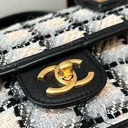 Chanel Small Flap Bag With Top Handle In White Wool Tweed Size 25 × 21.5 × 7 cm - 4