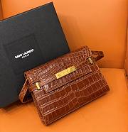 YSL Manhattan Small Shoulder Bag In Crocodile-Embossed Leather Dark Caramel Size 24 X 17,5 X 6 CM - 1