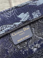 Medium Dior Book Tote Denim Blue Toile de Jouy Embroidery Size 36 x 27.5 x 16.5 cm - 4