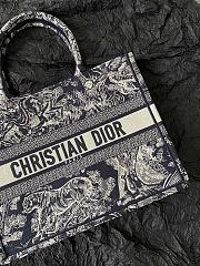 Medium Dior Book Tote Blue and Ecru Toile de Jouy Reverse Embroidery Size 36 x 27.5 x 16.5 cm - 2