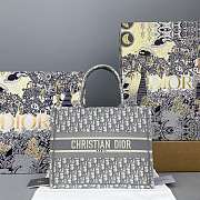 Medium Dior Book Tote Ecru and Gray Dior Oblique Embroidery Size 36 x 27.5 x 16.5 cm - 1